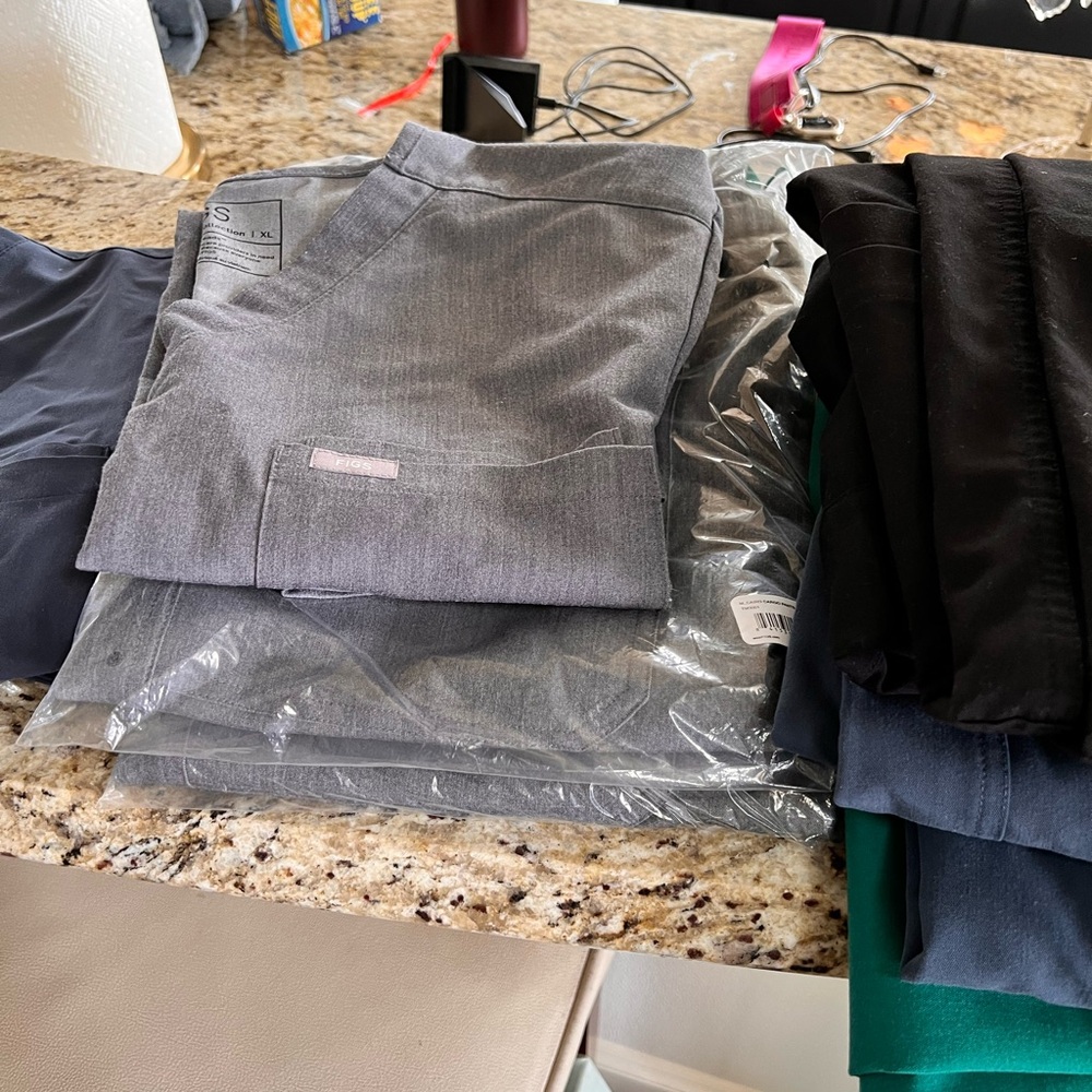 Bundle of four + pair of Figs Men’s scrubs. NWT to VGUC. XL - Picture 7 of 8